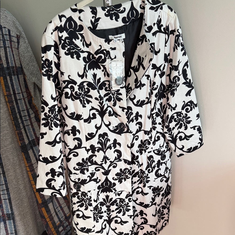 NWT Chic Black and White Floral Spring Floral Jacket
